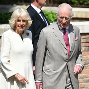De plus le 8 mai en Outre-Manche, un défilé mettra à l'honneur les forces armées des alliés de l'OTAN qui paraderont pour marquer cette semaine historique. Une cérémonie se tiendra à l’abbaye de Westminster, accompagnée d’un concert au Horse Guards Parade, selon les informations du magazine Hell


Le roi Charles III d'Angleterre et Camilla Parker Bowles, reine consort d'Angleterre, arrivent à Ravenne pour visiter le tombeau de Dante, le 10 avril 2025. Le couple royal britannique est en voyage officiel en Italie. © Pool/MirrorPix/Bestimage