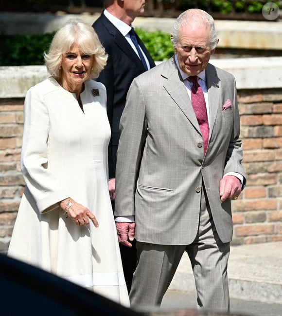 De plus le 8 mai en Outre-Manche, un défilé mettra à l'honneur les forces armées des alliés de l'OTAN qui paraderont pour marquer cette semaine historique. Une cérémonie se tiendra à l’abbaye de Westminster, accompagnée d’un concert au Horse Guards Parade, selon les informations du magazine Hell


Le roi Charles III d'Angleterre et Camilla Parker Bowles, reine consort d'Angleterre, arrivent à Ravenne pour visiter le tombeau de Dante, le 10 avril 2025. Le couple royal britannique est en voyage officiel en Italie. © Pool/MirrorPix/Bestimage