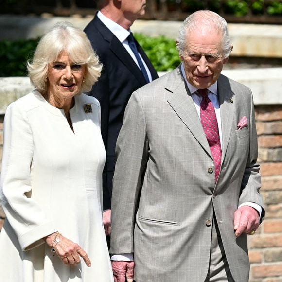 De plus le 8 mai en Outre-Manche, un défilé mettra à l'honneur les forces armées des alliés de l'OTAN qui paraderont pour marquer cette semaine historique. Une cérémonie se tiendra à l’abbaye de Westminster, accompagnée d’un concert au Horse Guards Parade, selon les informations du magazine Hell


Le roi Charles III d'Angleterre et Camilla Parker Bowles, reine consort d'Angleterre, arrivent à Ravenne pour visiter le tombeau de Dante, le 10 avril 2025. Le couple royal britannique est en voyage officiel en Italie. © Pool/MirrorPix/Bestimage