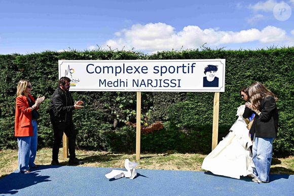 "Les adultes ne savaient pas quoi faire", a également ajouté un autre joueur

Jalil Narjissi avec sa femme Valérie et leur fille lors de l'inauguration d'un complexe sportif portant le nom de Medhi Narjissi, leur fils décédé lors d'un entrainement de rugby en Afrique du Sud.  Sainte-Colombe-en-Bruilhois, le 25 mai 2025.
Crédit : Thierry Breton/PsnewZ/Bestimage