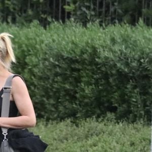 Cameron Diaz et son mari Benji Madden sont allés rendre visite à des amis avec leur fille Raddix dans le quartier de Beverly Hills à Los Angeles. Bestimage