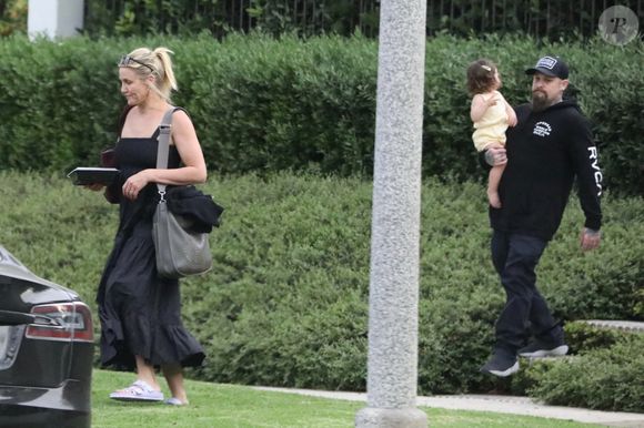 Cameron Diaz et son mari Benji Madden sont allés rendre visite à des amis avec leur fille Raddix dans le quartier de Beverly Hills à Los Angeles. Bestimage