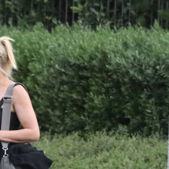 Cameron Diaz et son mari Benji Madden sont allés rendre visite à des amis avec leur fille Raddix dans le quartier de Beverly Hills à Los Angeles. Bestimage