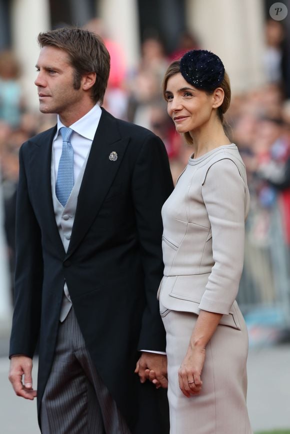 Et ce n'est pas tout ! Pour illustrer sa carte, le couple princier s'est immortalisé en famille, avec ses deux filles Vittoria (2003) et Luisa (2006). 

Le prince Emmanuel Philibert de Savoie et la princesse Clotilde de Savoie (Clotilde Courau) à la cathédrale pour le mariage religieux du prince Guillaume de Luxembourg et de la comtesse Stephanie de Lannoy a Luxembourg, le 20 octobre 2012.