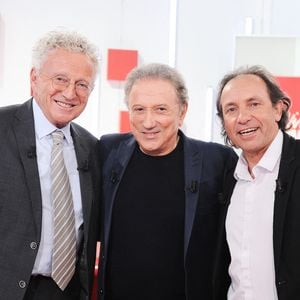 Son ancien acolyte Philippe Candeloro sera également présent.

Exclusif - Nelson Monfort , Michel Drucker et Philippe Candeloro - Enregistrement de l'émission "Vivement dimanche" au studio Gabriel, présentée par M.Drucker, et diffusée sur France 3 le 22 juin 2025. 
© Guillaume Gaffiot / Bestimage