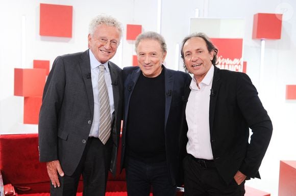 Son ancien acolyte Philippe Candeloro sera également présent.

Exclusif - Nelson Monfort , Michel Drucker et Philippe Candeloro - Enregistrement de l'émission "Vivement dimanche" au studio Gabriel, présentée par M.Drucker, et diffusée sur France 3 le 22 juin 2025. 
© Guillaume Gaffiot / Bestimage