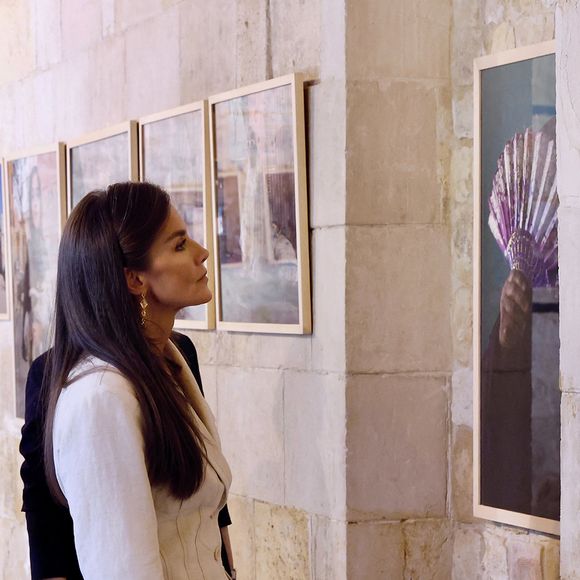 La reine Letizia d'Espagne inaugure une exposition photographique de l'Egyptien Mohamed Mahdy et de l'Espagnole Laura Silleras sur la Cité des Morts au centre culturel de la Fondation Sultan au Caire, le 18  septembre 2025. © Casa de S.M. El Rey via Bestimage