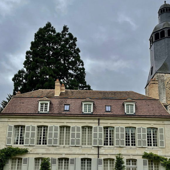 où il a été élu au conseil municipal et où il a rénové un collège royal et militaire
 
Le Collège royal et militaire de Thiron Gardais, la propriété de Stéphane Bern