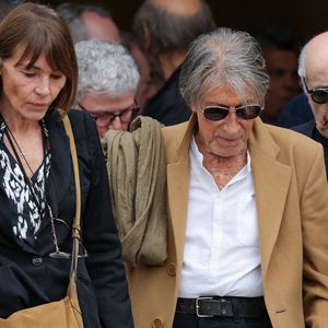 Jacques Dutronc et sa compagne Sylvie Duval - Sortie des obsèques de l'auteure-compositrice-interprète et actrice française Françoise Hardy au crématorium du cimetière du Père-Lachaise à Paris, France, le 20 juin 2024. © Jacovides-Moreau/Bestimage