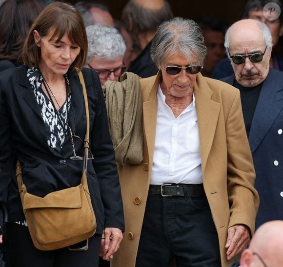 Jacques Dutronc et sa compagne Sylvie Duval - Sortie des obsèques de l'auteure-compositrice-interprète et actrice française Françoise Hardy au crématorium du cimetière du Père-Lachaise à Paris, France, le 20 juin 2024. © Jacovides-Moreau/Bestimage