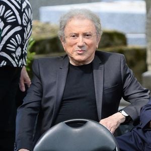 Michel Drucker - Les célébrités lors de l'hommage rendu aux obsèques de Françoise Coquet au cimetière de Montmartre à Paris le 24 juillet 2026.  
Crédit : Agence / Bestimage