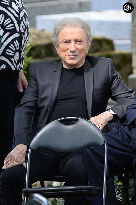 Michel Drucker - Les célébrités lors de l'hommage rendu aux obsèques de Françoise Coquet au cimetière de Montmartre à Paris le 24 juillet 2026.  
Crédit : Agence / Bestimage