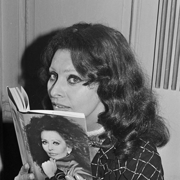 L'actrice Sophia Loren à Londres pour la publication de son livre, "Living and Loving". 

© The Times/News Licensing/ABACA