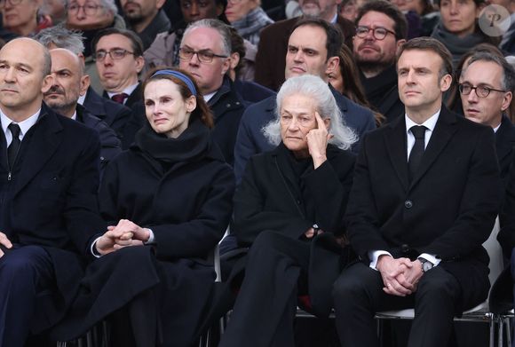 Simon Marcel Badinter, Judith Badinter, Elisabeth Badinter, le président de la République Emmanuel Macron - Hommage national à Robert Badinter devant le ministère de la Justice sur la place Vendôme à Paris le 14 février 2024.
© Dominique Jacovides/Bestimage