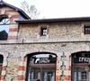 Elle et son mari Adrien ont acheté une ancienne ferme...
Lucie Lucas dans son petit village breton de Plorec