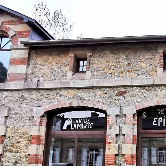 Elle et son mari Adrien ont acheté une ancienne ferme...

Lucie Lucas dans son petit village breton de Plorec