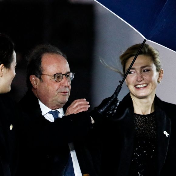 François Hollande et sa femme Julie Gayet - Arrivées à la cérémonie de réouverture de la cathédrale Notre-Dame de Paris, le 7 décembre 2024 © Bestimage