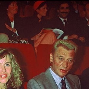 Gérard Depardieu, sa femme Elisabeth et Johnny Hallyday au théâtre à Paris en 1986 
Bestimage