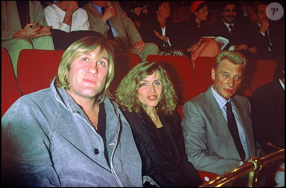 Gérard Depardieu, sa femme Elisabeth et Johnny Hallyday au théâtre à Paris en 1986 
Bestimage