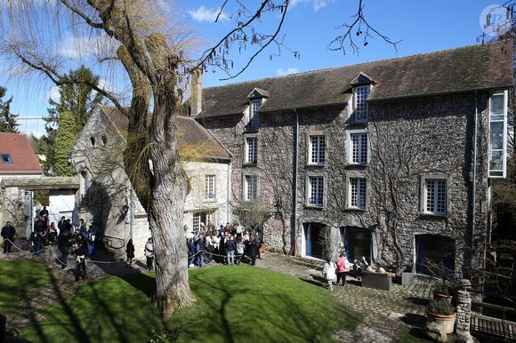 Rassemblement pour les 40 ans de la mort de Claude François à l'église de Dannemois et au cimetière puis visite du moulin ou il habitait le 11 mars 2018. © Agence/Bestimage