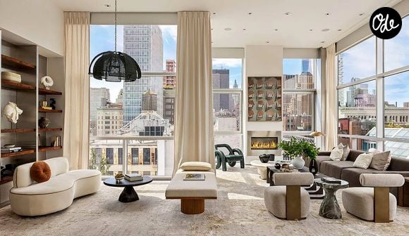 Il comprend notamment cinq chambres, cinq salles de bains, plusieurs espaces de réception et d'immenses baies vitrées donnant sur New York.

Thierry Henry, légende du football français, a mis en vente son luxueux penthouse de New York, acheté en 2010 au moment de sa signature aux Red Bulls, contre 25 millions de dollars (22 millions d'euros). © Sotheby's via Bestimage