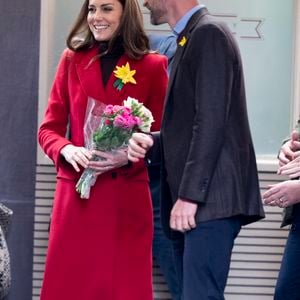 Catherine (Kate) Middleton, princesse de Galles, éclate de rire à la sortie du marché de Pontypridd, accompagnée du prince William, prince de Galles, le 26 février 2025.