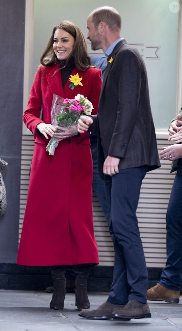 Catherine (Kate) Middleton, princesse de Galles, éclate de rire à la sortie du marché de Pontypridd, accompagnée du prince William, prince de Galles, le 26 février 2025.
