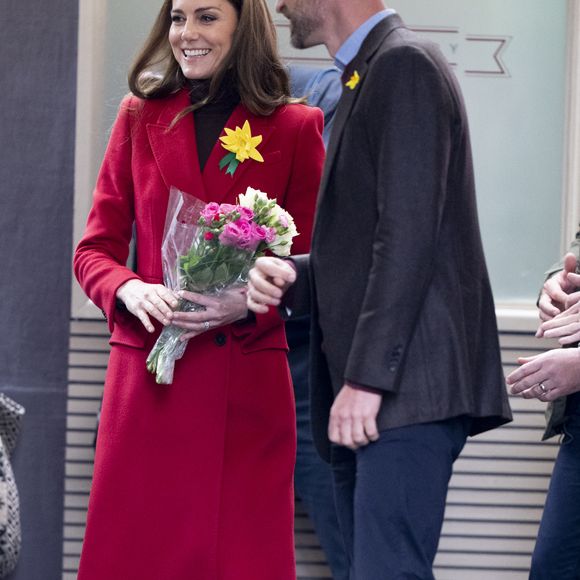 Catherine (Kate) Middleton, princesse de Galles, éclate de rire à la sortie du marché de Pontypridd, accompagnée du prince William, prince de Galles, le 26 février 2025.