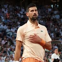 Roland-Garros : Lacoste signe une veste sur-mesure pour Novak Djokovic, infusée à la terre battue