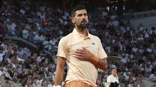 Roland-Garros : Lacoste signe une veste sur-mesure pour Novak Djokovic, infusée à la terre battue