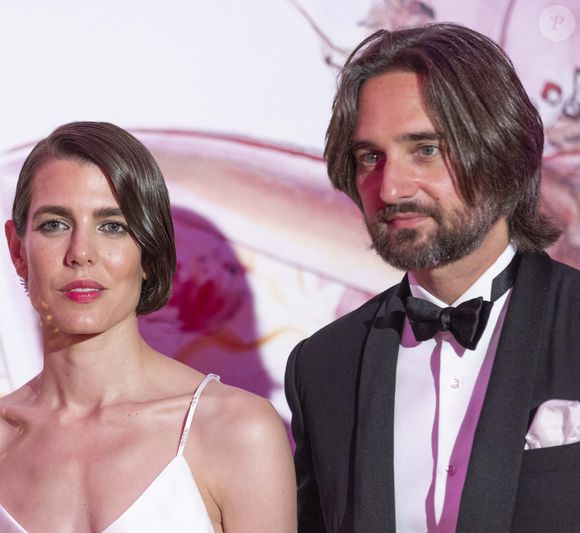 Charlotte Casiraghi et son mari Dimitri Rassam lors du Bal de la Rose 2022 au Sporting Club de Monaco en faveur de la Fondation Princesse Grace le 8 juillet 2022.
© Cyril Moreau / Pool Monaco / Bestimage