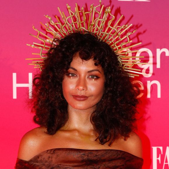 Tout au long de 240 pages, au-delà des clichés paradisiaques, l'ancienne Miss France nous invite à découvrir Tahiti sous un jour nouveau.

Vaimalama Chaves (miss France 2019) - Soirée Instagram halloween à l'hôtel Marois à Paris, France, le 31 octobre 2024. © Christophe Clovis / Bestimage