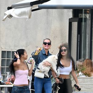 Exclusif - Laeticia Hallyday et ses filles Jade et Joy (qui résident depuis quelques jours dans la propriété familiale du Cap-d'Ail) arrivent à Marseillan pour déjeuner avec Elyette Boudou "Mamie Rock" (qui fêtera ses 89 ans le 5 juillet prochain), accompagné de son père André Boudou et sa fille Alcéa (demi soeur de Laeticia). Toute la famille est allée déjeuner à la crêperie "La Maison de Camille" à Marseillan, France, le 2 juillet 2024. Agence / Bestimage