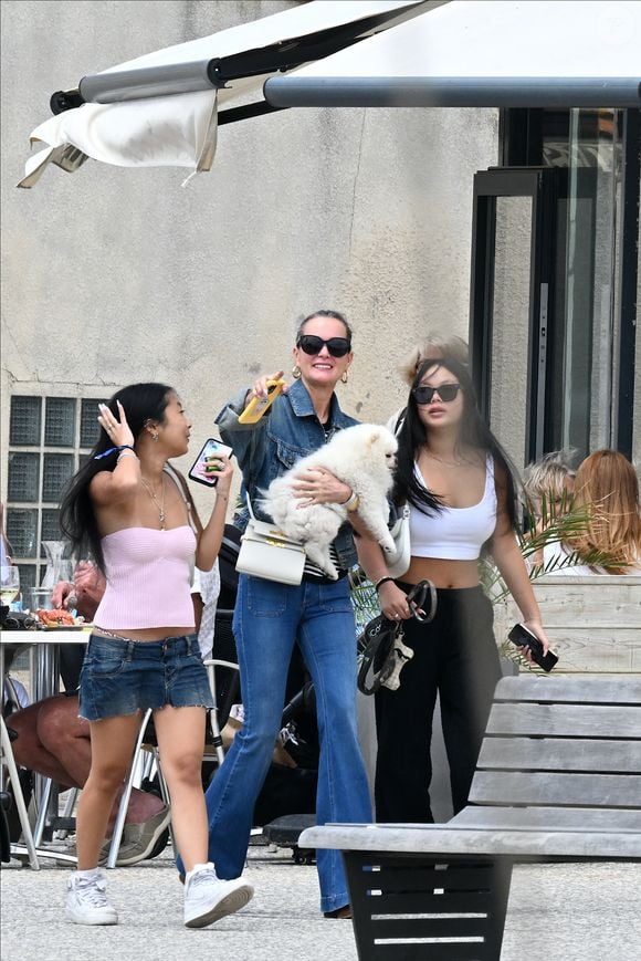 Exclusif - Laeticia Hallyday et ses filles Jade et Joy (qui résident depuis quelques jours dans la propriété familiale du Cap-d'Ail) arrivent à Marseillan pour déjeuner avec Elyette Boudou "Mamie Rock" (qui fêtera ses 89 ans le 5 juillet prochain), accompagné de son père André Boudou et sa fille Alcéa (demi soeur de Laeticia). Toute la famille est allée déjeuner à la crêperie "La Maison de Camille" à Marseillan, France, le 2 juillet 2024. Agence / Bestimage
