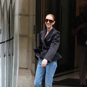Celine Dion à son départ du Royal Monceau à Paris, France, le 3 septembre 2026. 

© Denis Guignebourg/Bestimage