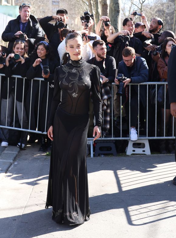 Guest aux arrivées au défilé Rabanne Mode Collection Prêt-à-Porter Automne/Hiver 2025-2026 lors de la Fashion Week de Paris (PFW) au siège de l'Unesco, à Paris, France, le 6 mars 2025. © Denis Guignebourg/Bestimage