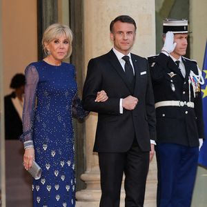 Accueil de leurs Majestés le roi Frederik et la reine Mary de Danemark par le président de la République française Emmanuel Macron et de sa femme la Première Dame française Brigitte Macron pour le dîner d’Etat, dans la cour d'Honneur du palais présidentiel de l’Elysée, à Paris, France, le 31 mars 2025, pour une visite d'État de trois jours. © Cyril Moreau/Bestimage
