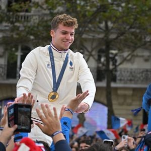 Léon Marchand - La "Parade des Champions" des Jeux Olympiques et Paralympiques de Paris2024, sur les Champs-Elysées. Paris, le 14 septembre 2024.
© Eliot Blondet/Pool/Bestimage