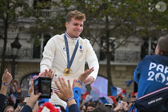 Léon Marchand - La "Parade des Champions" des Jeux Olympiques et Paralympiques de Paris2024, sur les Champs-Elysées. Paris, le 14 septembre 2024.
© Eliot Blondet/Pool/Bestimage