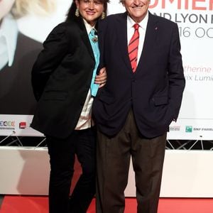 Jean-Loup Dabadie et sa femme Véronique au photocall de la cérémonie d'ouverture du 8ème festival Lumière de Lyon, le 8 octobre 2016.
© Dominique Jacovides/Bestimage