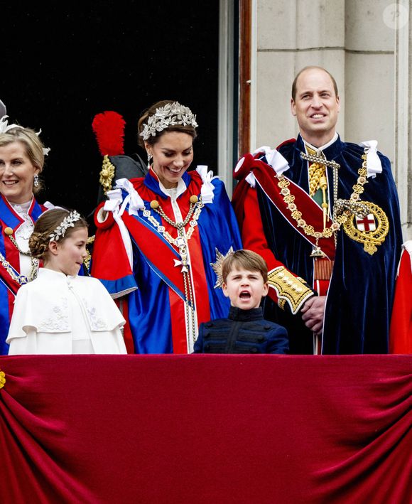 La princesse Charlotte de Galles, Le prince William, prince de Galles, et Catherine (Kate) Middleton, princesse de Galles, Le prince Louis de Galles - La famille royale britannique salue la foule sur le balcon du palais de Buckingham lors de la cérémonie de couronnement du roi d'Angleterre à Londres le 5 mai 2023.
