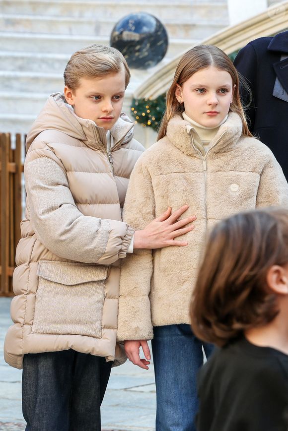 Le prince Albert II de Monaco, la princesse Charlene et leurs enfants la princesse Gabriella et le prince héréditaire Jacques ont accueilli les enfants monégasque pour le traditionnel arbre de Noël du Palais à Monaco, le 17 décembre 2025. La famille princière a assisté à un spectacle dans la cour d'honneur du Palais puis a distribué cadeaux et friandises avec l'aide de la princesse Stéphanie de Monaco, et de ses enfants, Louis Ducruet et Camille Gottlieb. © Claudia Albuquerque/Bestimage