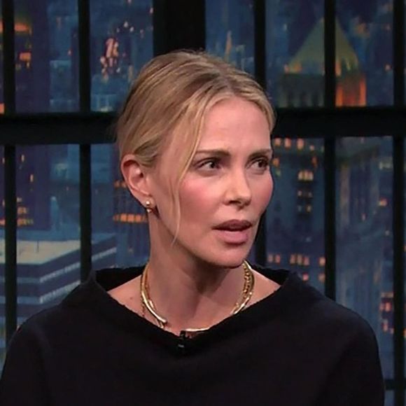 Aujourd'hui, l'actrice refuse de faire de cette tragédie un tabou. Dans ses récentes interviews, elle explique qu'il est crucial de parler de ces violences.

Charlize Theron participe à l'émission Late Night with Seth Meyers pour promouvoir son dernier film Netflix, The Old Guard 2. 

©BestImage