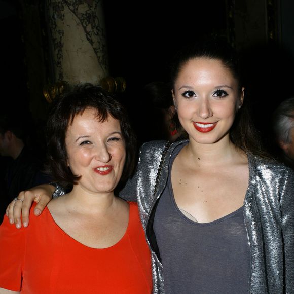 Anne Roumanoff fête ses 60 ans et peut se réjouir de voir sa fille aînée marcher sur les traces de son succès...

Anne Roumanoff et sa fille Alice Vaillant - Anne Roumanoff inaugure sa statue de cire au musee Grevin a Paris le 10 juin 2013. © Jlppa / Bestimage
