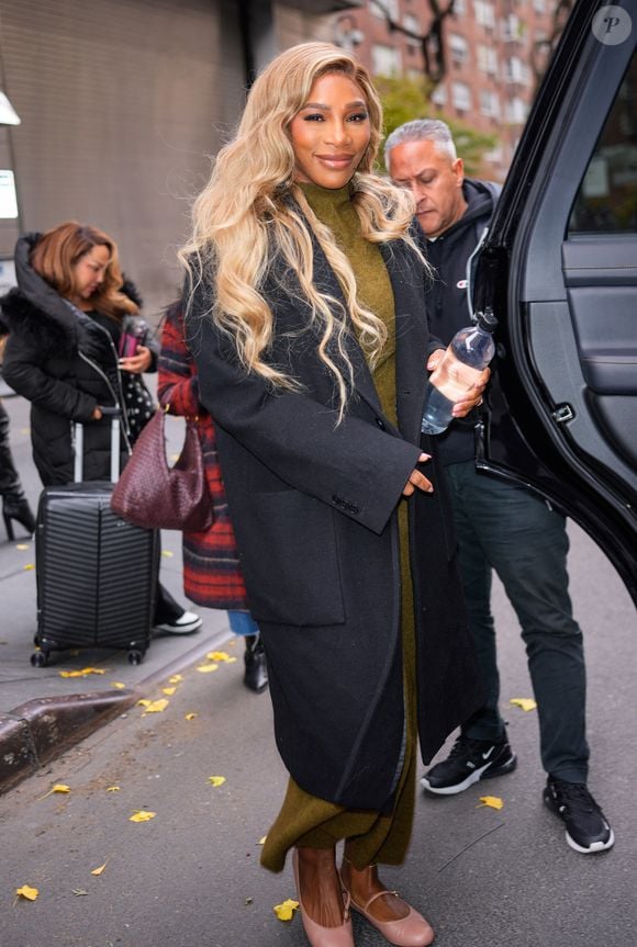 12/04/2024 Serena Williams est photographiée à New York. La superstar du tennis portait un trench-coat noir, une robe verte et des ballerines roses. The ImageDirect / Bestimage