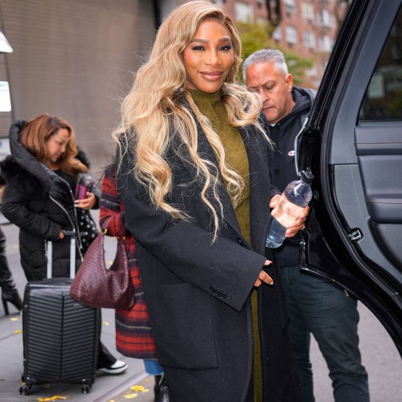 12/04/2024 Serena Williams est photographiée à New York. La superstar du tennis portait un trench-coat noir, une robe verte et des ballerines roses. The ImageDirect / Bestimage