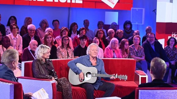 Ce célèbre chanteur est l'invité de Vivement dimanche après avoir récemment rendu visite à l'ancien président suite à sa libération