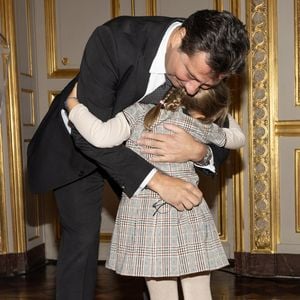 Père et fille se sont faits un gros câlin pendant la soirée.

Exclusif - Laurent Gerra et sa fille Célestine - Laurent Gerra reçoit la légion d’honneur de la part du grand chancelier F. Lecointre en présence de la première dame, B. Macron au Palais de la Légion d'honneur à Paris le 29 septembre 2025. © Cyril Moreau/Bestimage