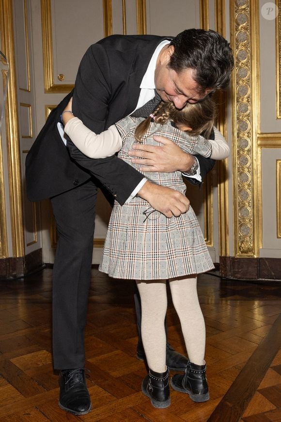 Père et fille se sont faits un gros câlin pendant la soirée.

Exclusif - Laurent Gerra et sa fille Célestine - Laurent Gerra reçoit la légion d’honneur de la part du grand chancelier F. Lecointre en présence de la première dame, B. Macron au Palais de la Légion d'honneur à Paris le 29 septembre 2025. © Cyril Moreau/Bestimage