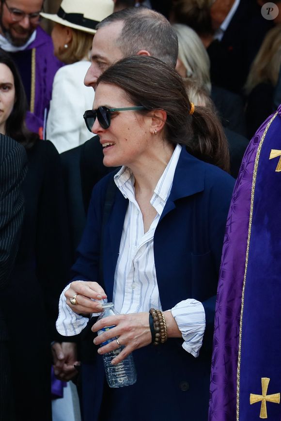 Clarisse Labro (fille de Philippe Labro) - Sorties des obsèques de Philippe Labro en l'église de Saint-Germain-des-Prés à Paris le 13 juin 2025. © Dominique Jacovides - Christophe Clovis / Bestimage